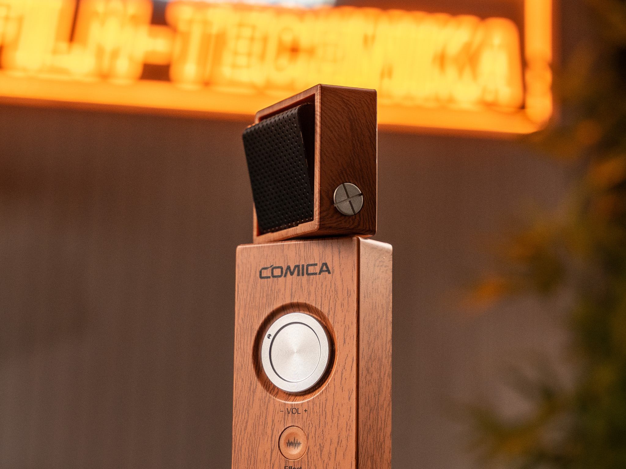 Detail horní části mikrofonu Comica Audio RGB Umic